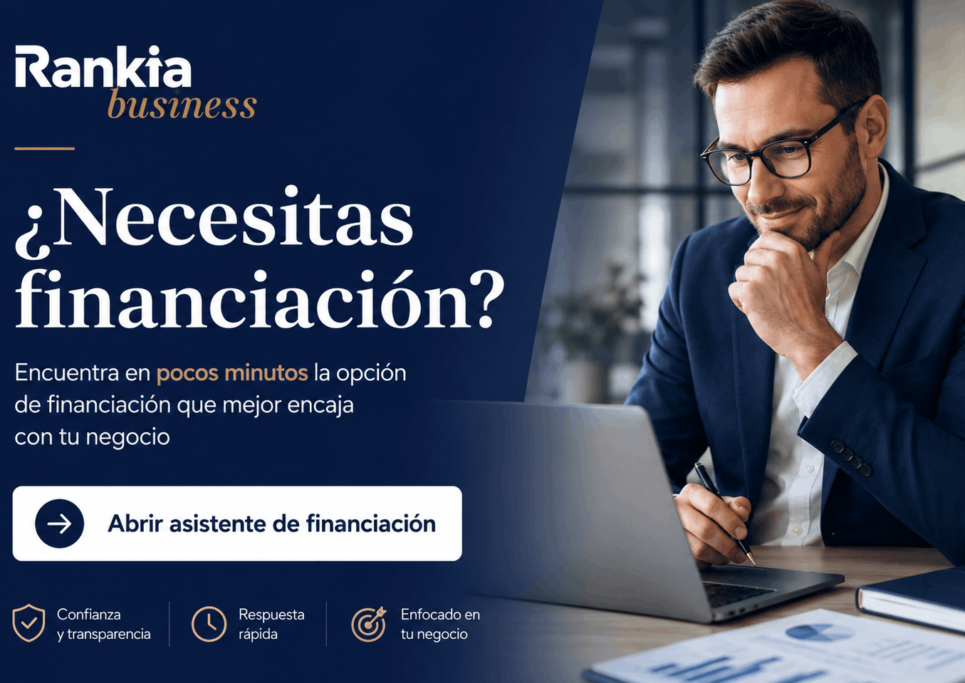 Empresario utilizando un asistente de financiación online para empresas