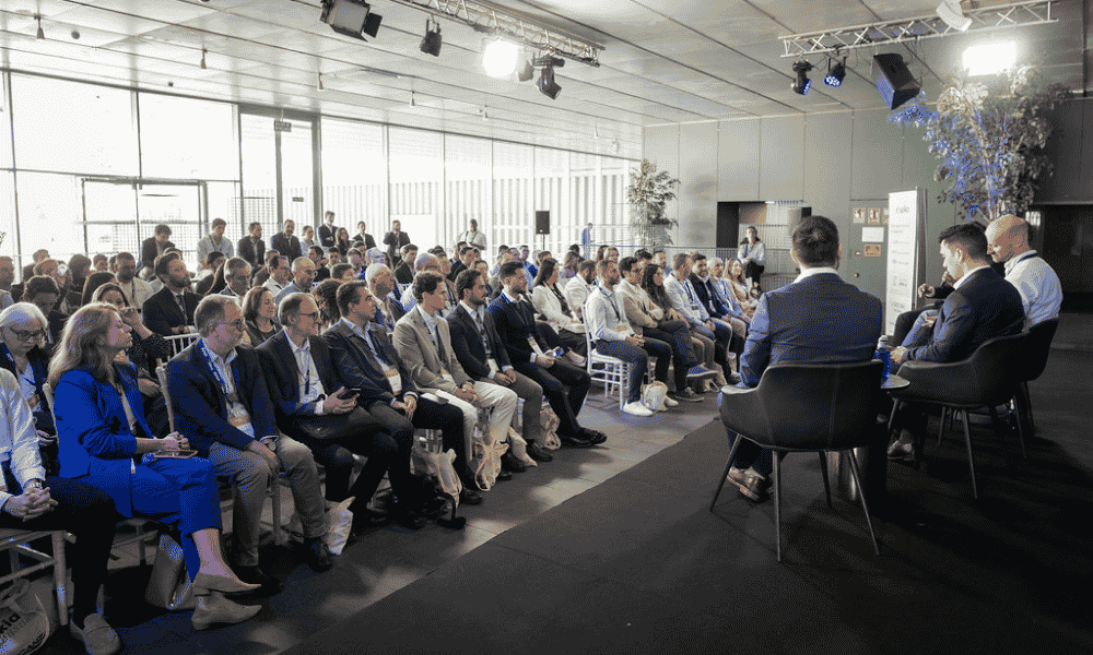 Conferencia empresarial con expertos y asistentes en una mesa redonda sobre innovación y finanzas