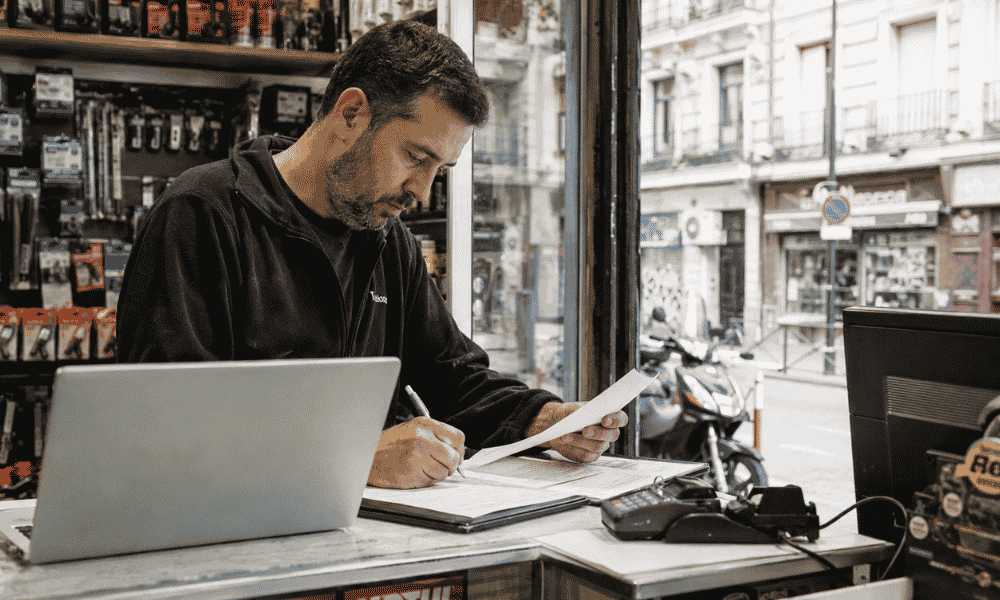 Profesional autónomo trabajando desde casa y consultando ayudas en la Comunidad de Madrid