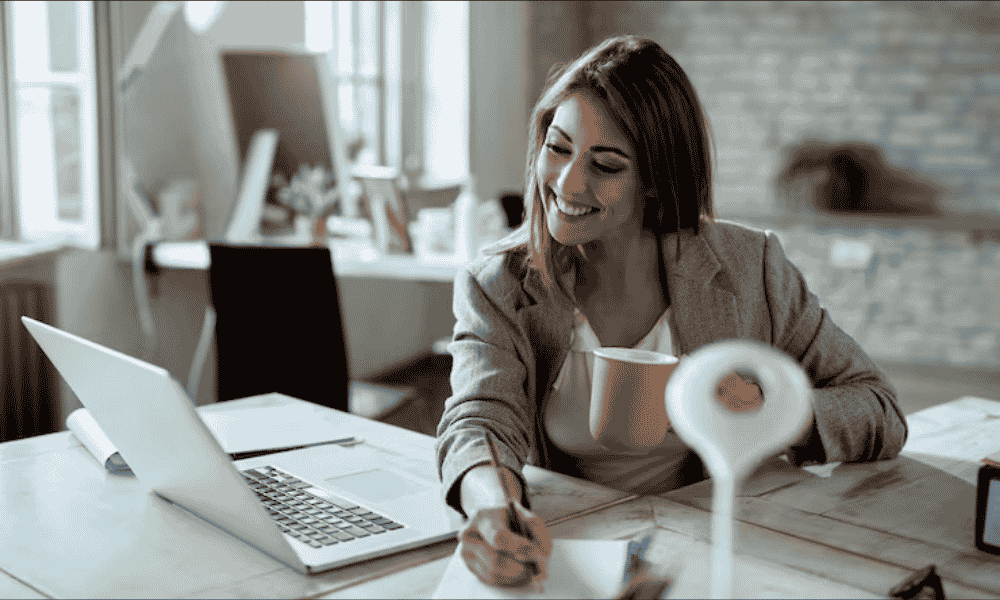 Emprendedora autónoma trabajando con ordenador portátil en su oficina