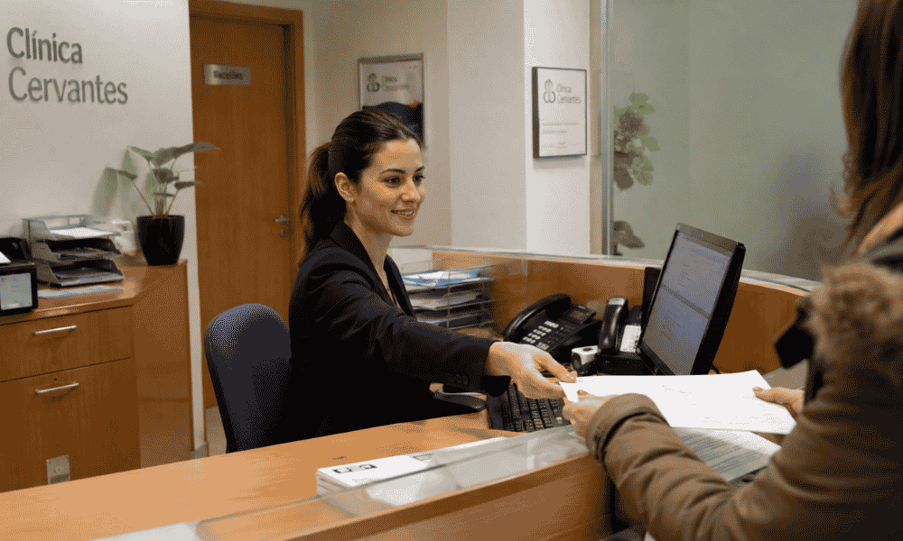 Recepcionista administrativa relacionada con el grupo de cotización 7 en oficina