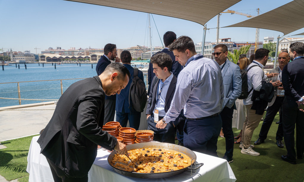 Cóctel networking con paella durante el evento Rankia Business Experience 2026