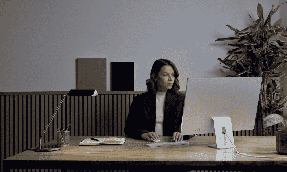 Profesional trabajando con ordenador en oficina usando servicios financieros digitales de Revolut Business