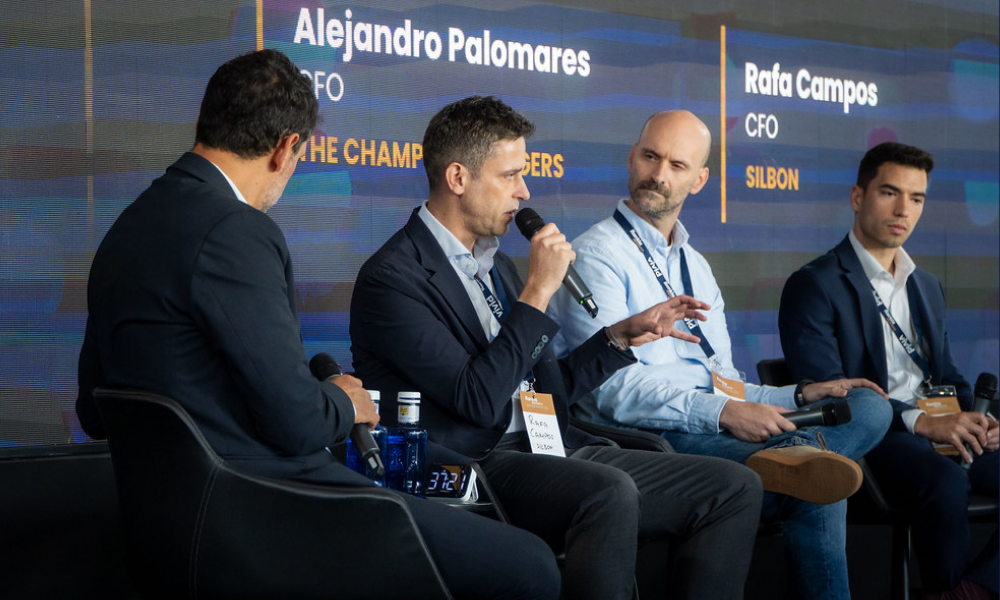 Ponentes participando en una mesa redonda sobre liderazgo financiero y estrategia empresarial