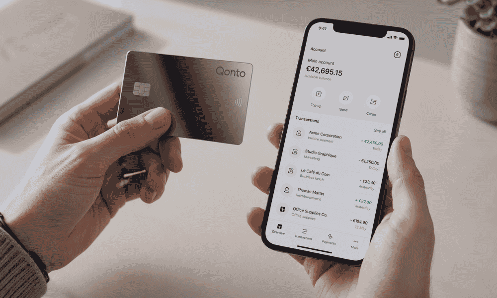 Tarjeta Mirror de Qonto junto a la app móvil