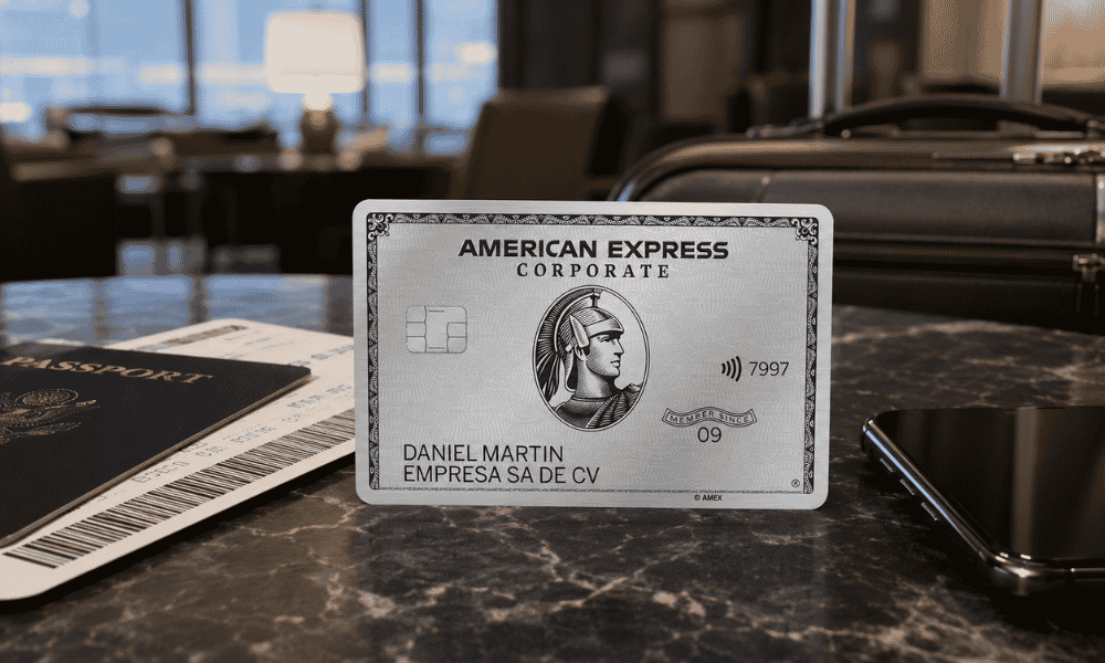 Tarjeta American Express Business Platinum junto a documentación de viaje para empresas