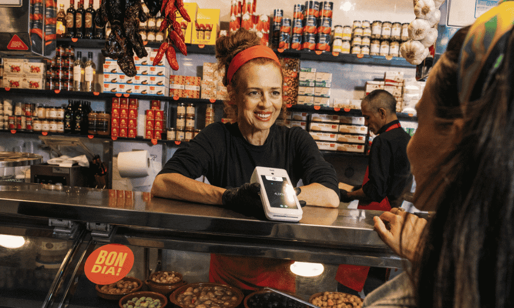Dojo: TPV para hostelería cobrando a clientes en una tienda de alimentación