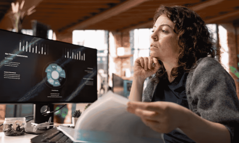 Profesional analizando datos financieros con inteligencia artificial
