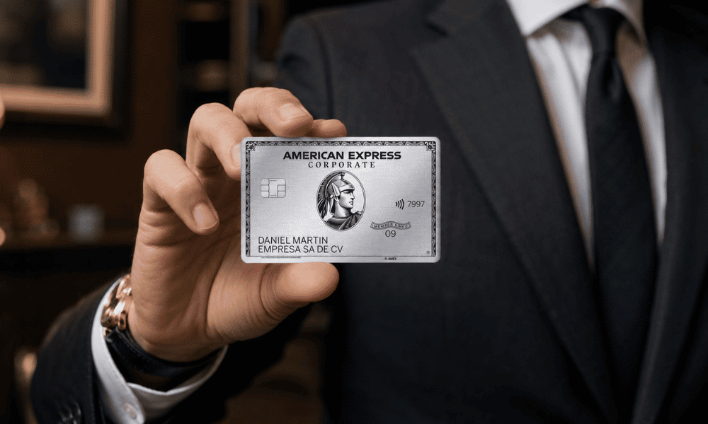 Ejecutivo mostrando la tarjeta American Express Business Platinum para empresas