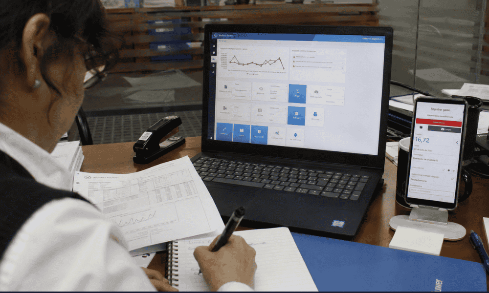Profesional utilizando a3innuva Contabilidad para gestionar la contabilidad y facturación de clientes