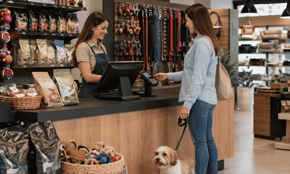 Cliente pagando con datáfono en una tienda de mascotas