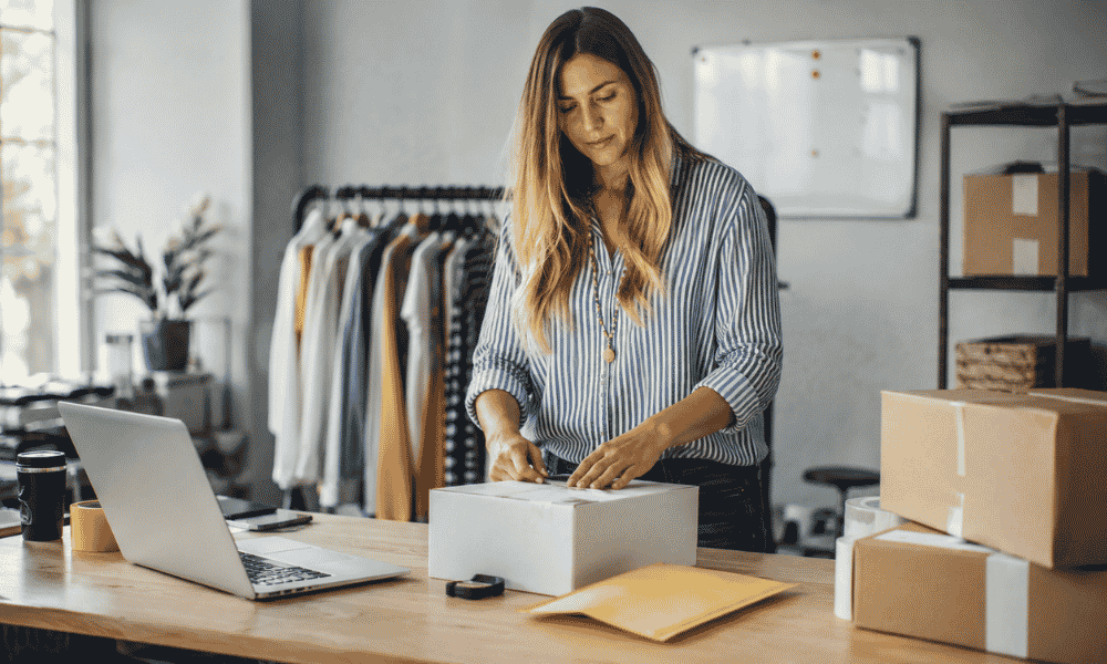 Emprendedora preparando y embalando un pedido para enviar desde su tienda online.