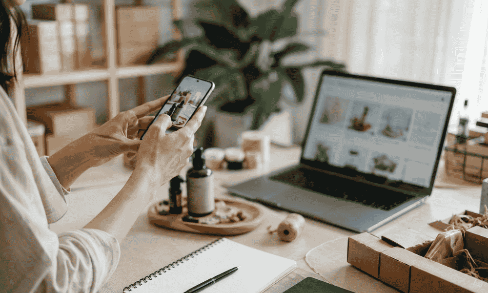 Emprendedora fotografiando productos con el móvil para vender en una tienda online.
