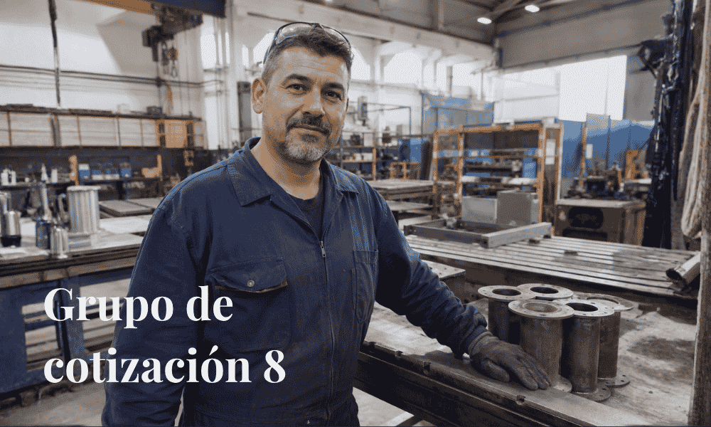 Operario industrial perteneciente al grupo de cotización 8 trabajando en una fábrica