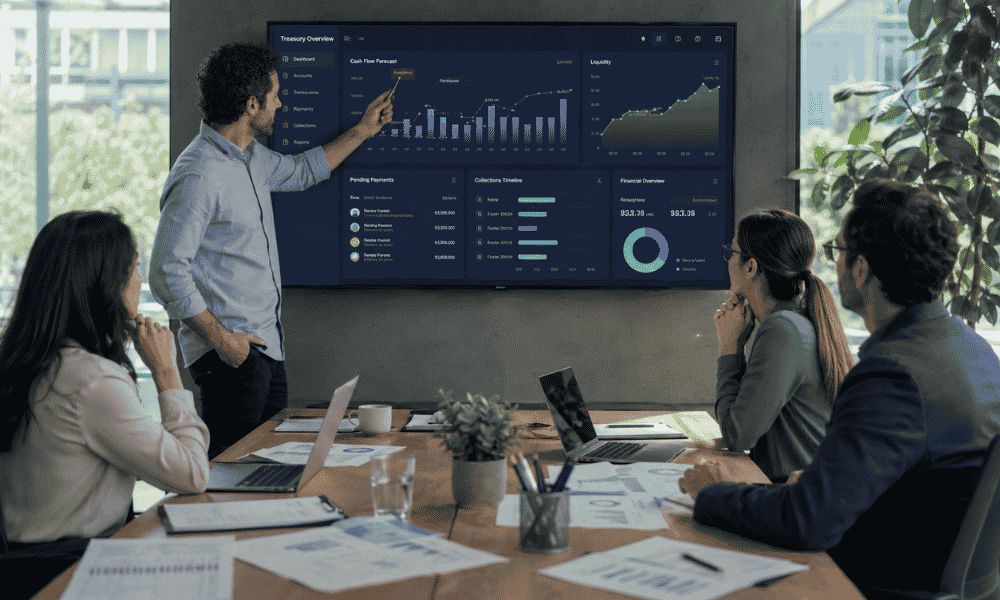 Reunión de análisis de tesorería utilizando software de gestión financiera