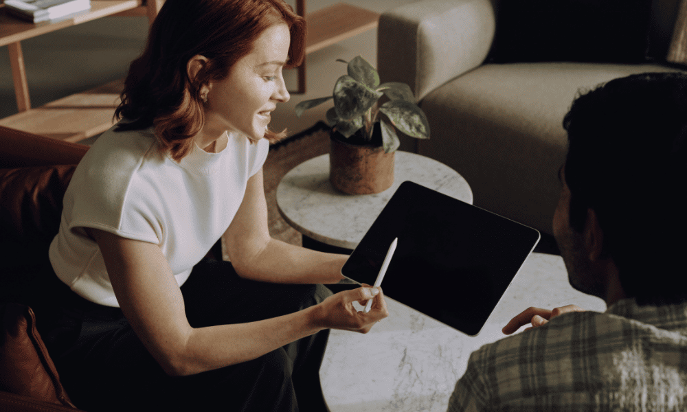 Freelancer gestionando proyectos internacionales con Revolut Business