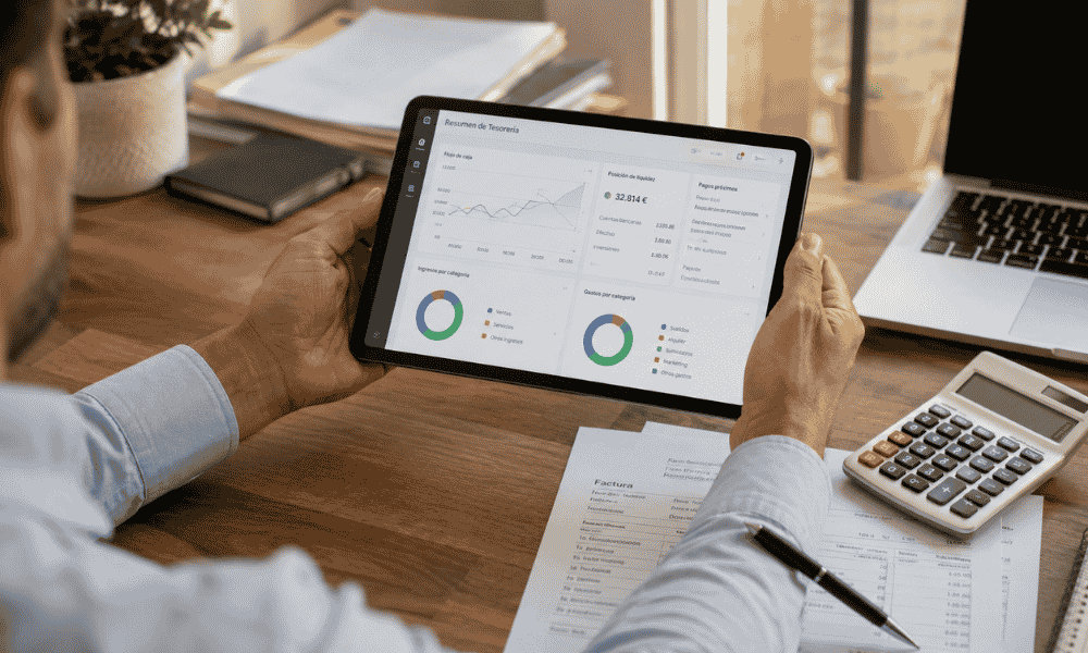 Software de tesorería en una pyme mostrando flujo de caja e indicadores financieros