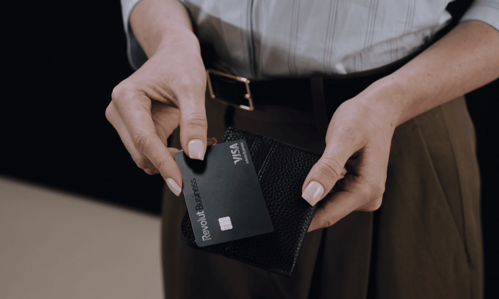 Tarjeta Revolut Business utilizada para pagos profesionales y viajes internacionales