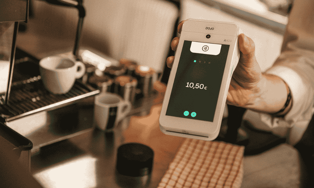Cliente pagando con tarjeta mediante datáfono en un restaurante