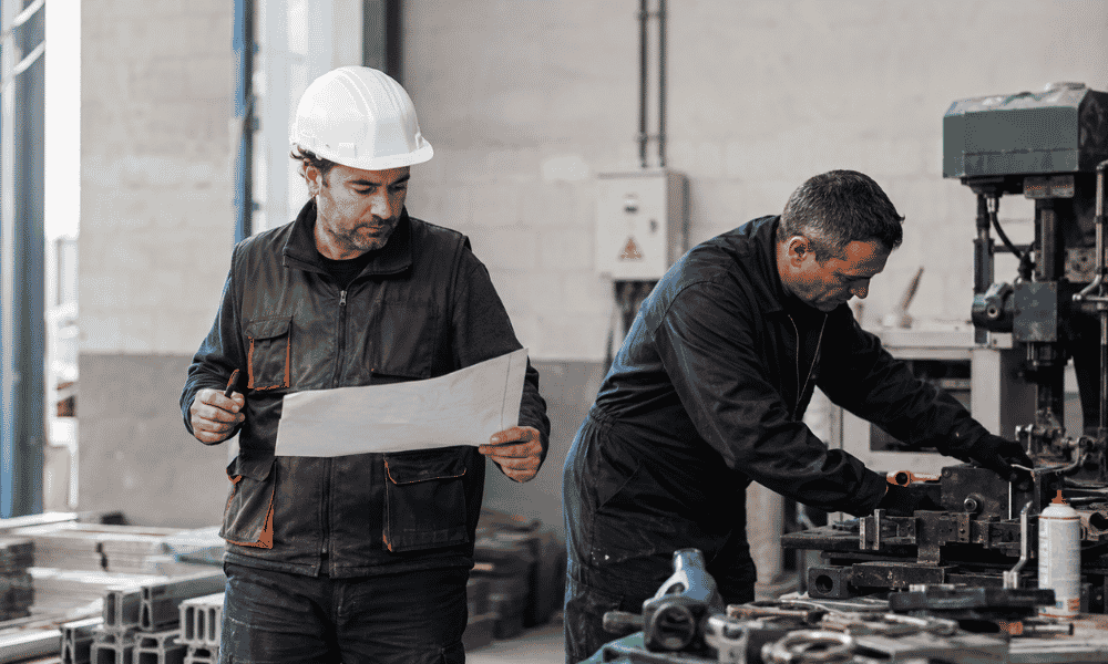 Oficiales industriales desempeñando tareas técnicas del grupo de cotización 8