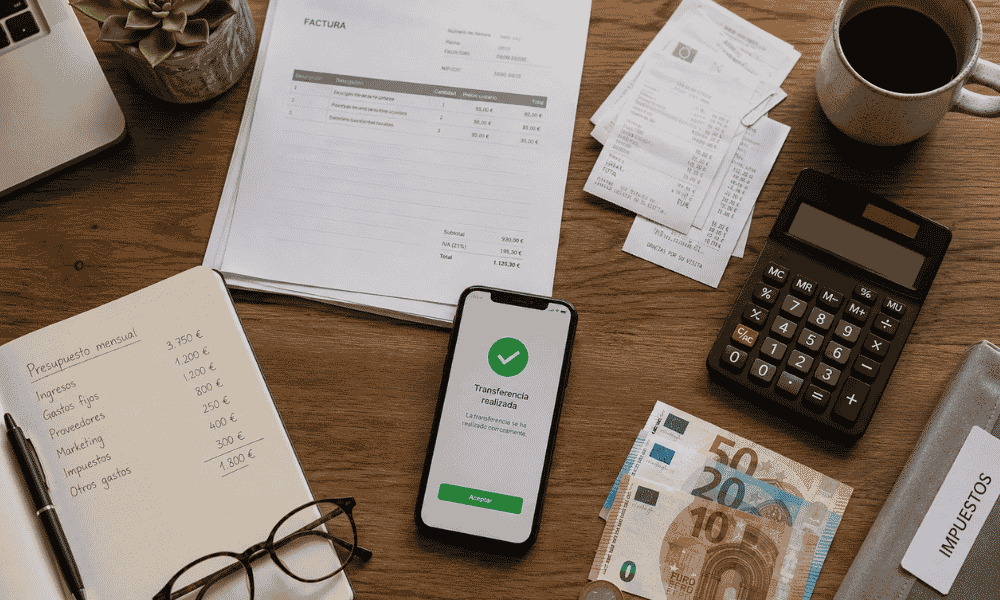 Traspaso de dinero de cuenta empresa a cuenta personal con facturas y control financiero