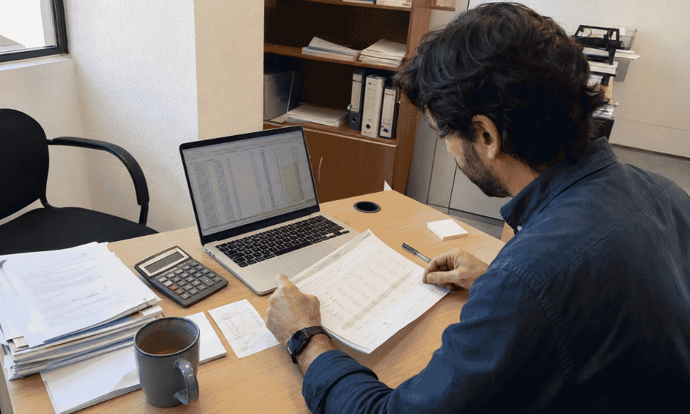 Profesional revisando la documentación contable de un contrato de leasing en su oficina.