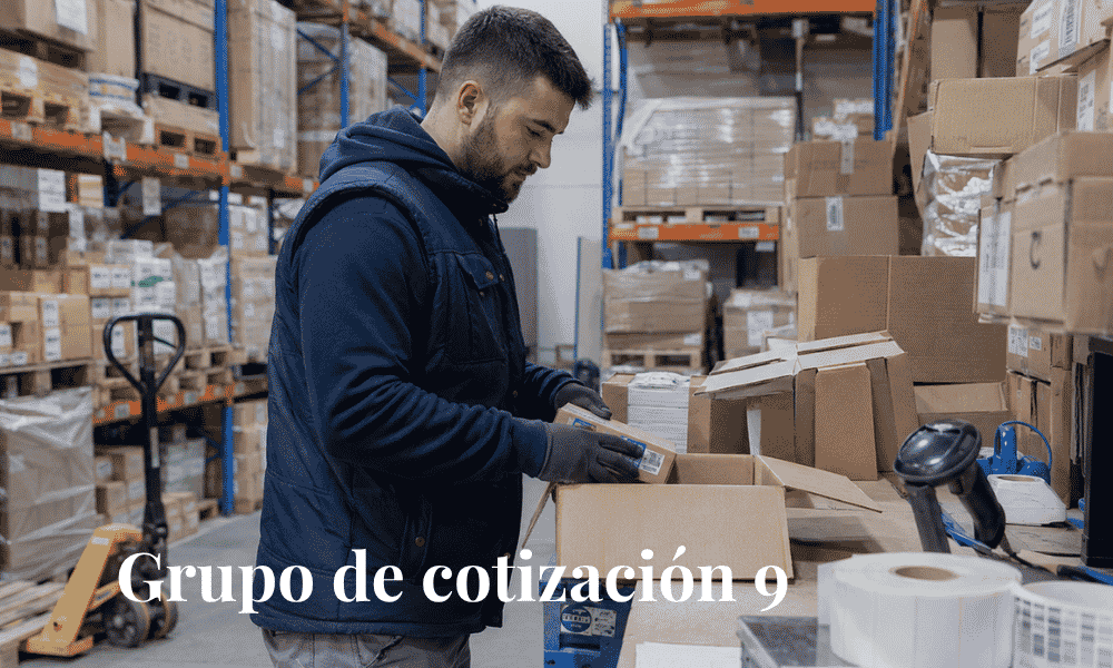 Operario de almacén preparando pedidos y organizando cajas en una zona logística