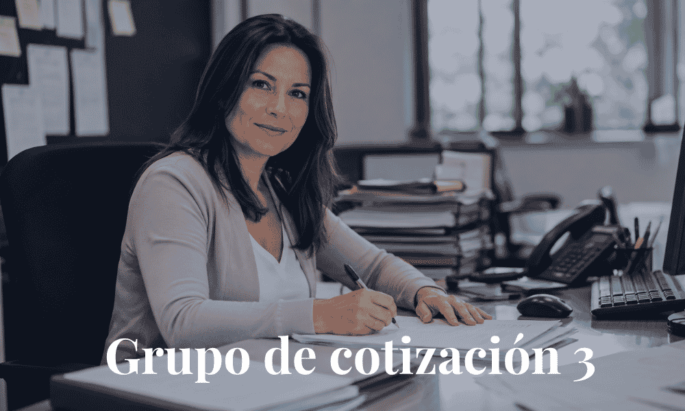 Jefa administrativa trabajando en una oficina, ejemplo del grupo de cotización