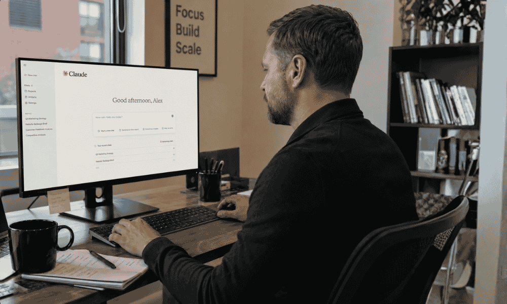 Empresario utilizando Claude desde su ordenador para realizar tareas de trabajo con inteligencia artificial.