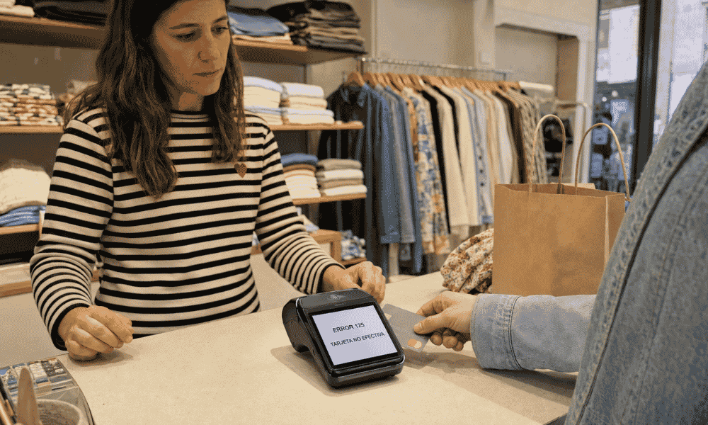 Cliente intentando pagar con tarjeta en un TPV que muestra el error 125 durante el cobro.
