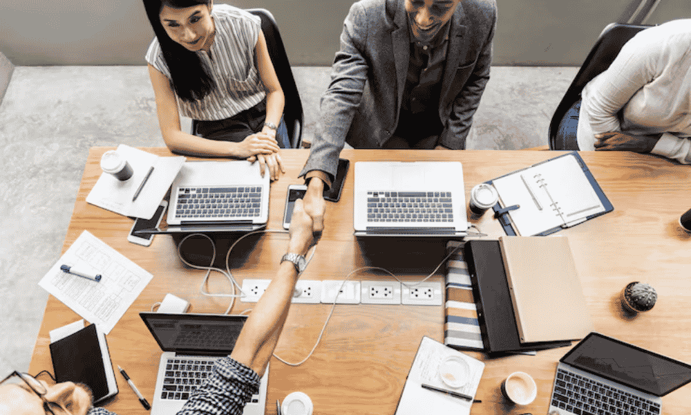 Equipo de trabajo en una reunión de gestión empresarial y toma de decisiones