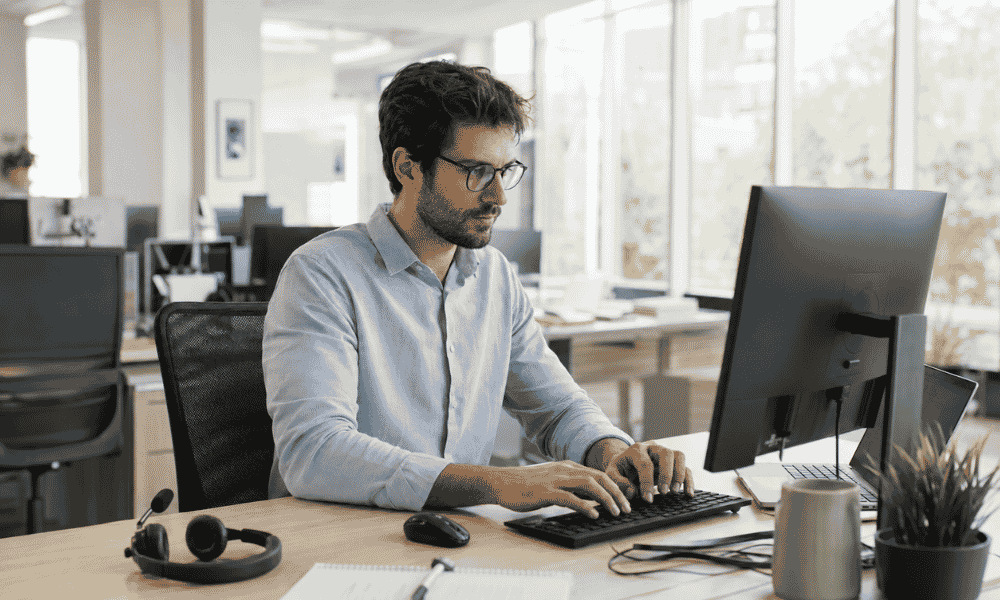 Persona gestionando incidencias con una herramienta de ticketing