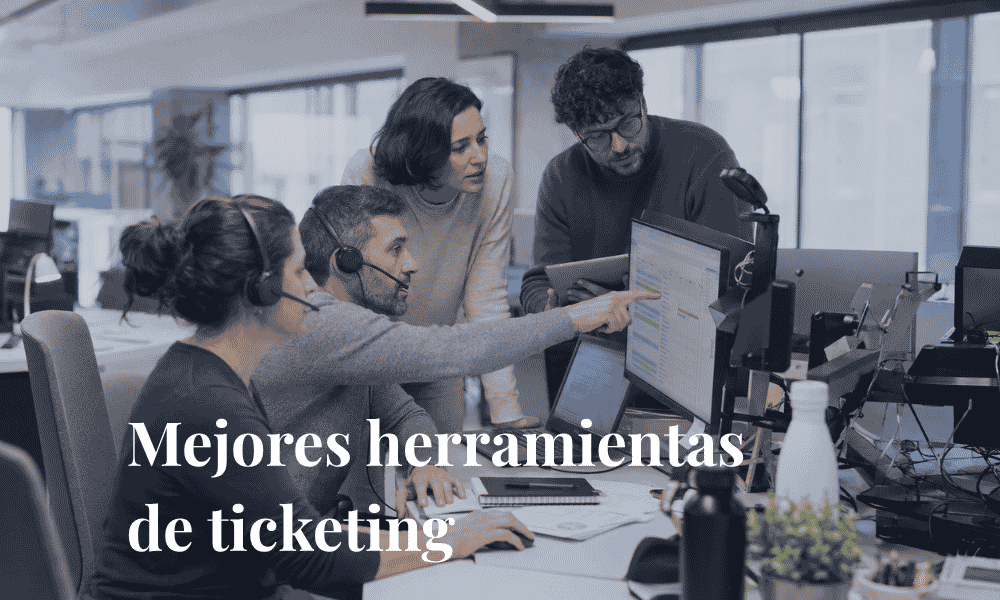 Equipo de soporte trabajando con herramientas de ticketing