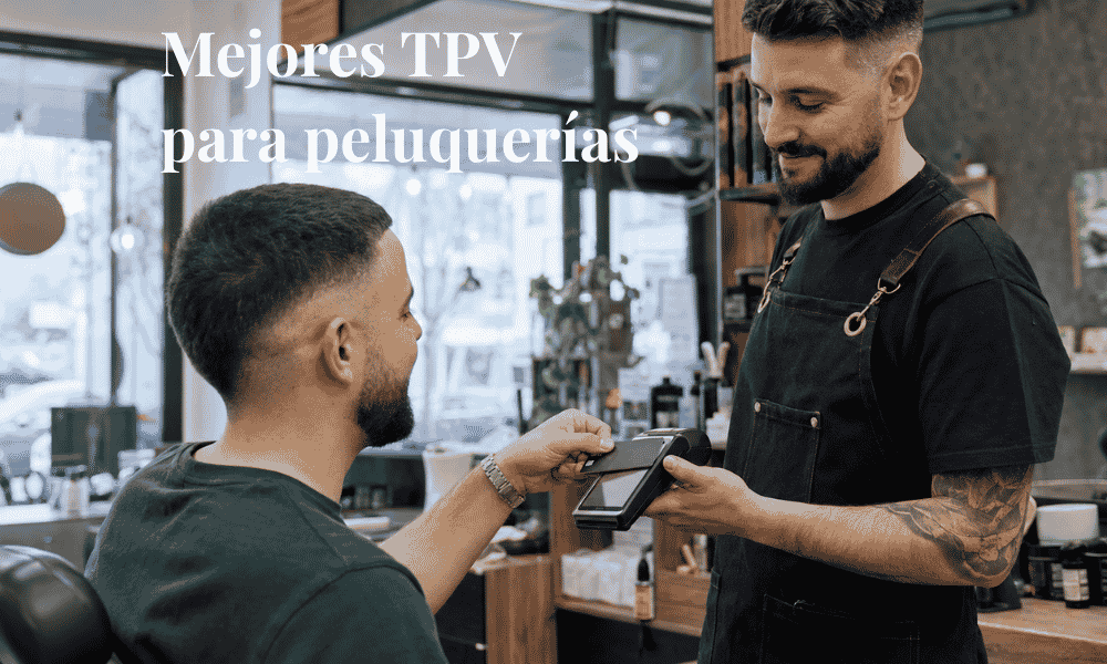 Cliente pagando con tarjeta mediante un TPV en una peluquería masculina.