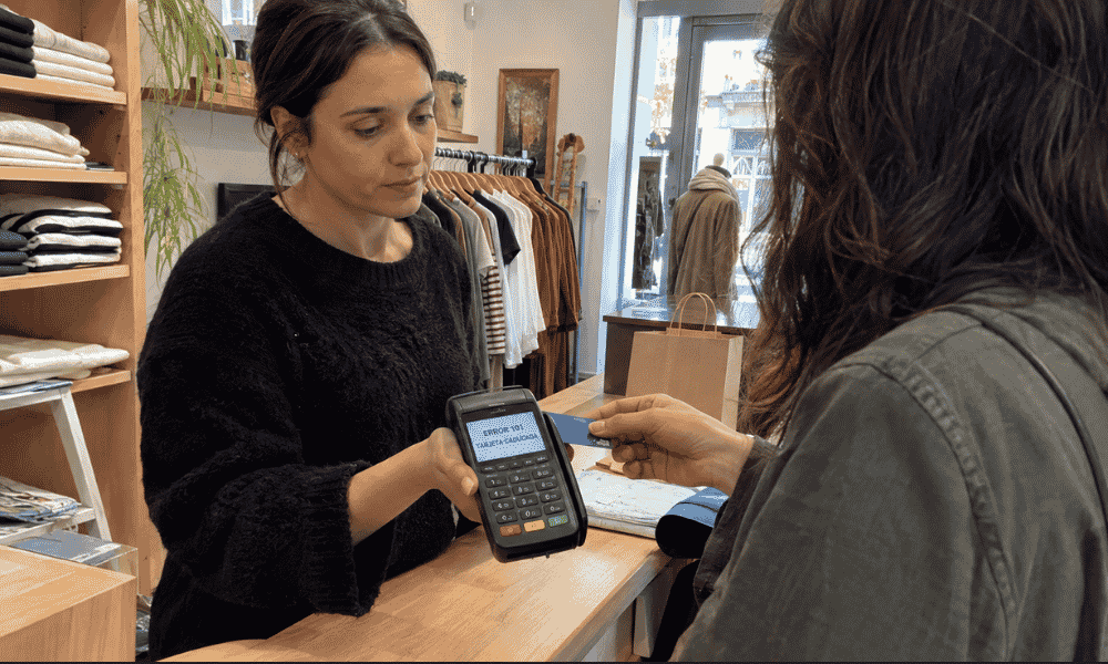 Clienta intentando pagar en una tienda con un datáfono que muestra el error 101