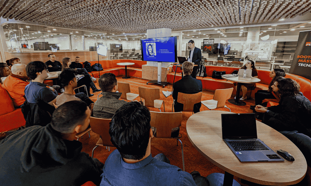 Asistentes escuchan a un ponente durante una presentación en un espacio de formación.