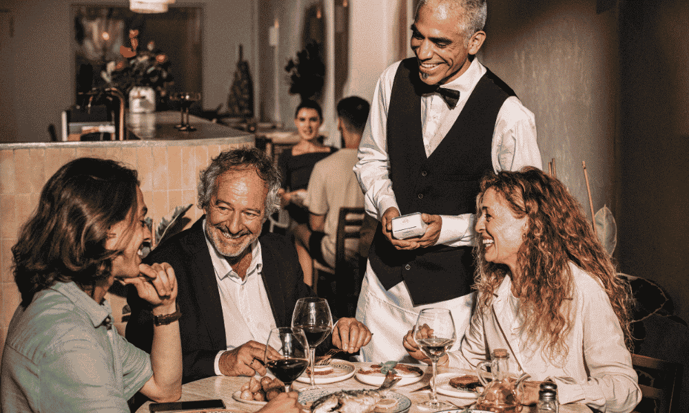 Camarero cobrando con datáfono sin wifi en un restaurante