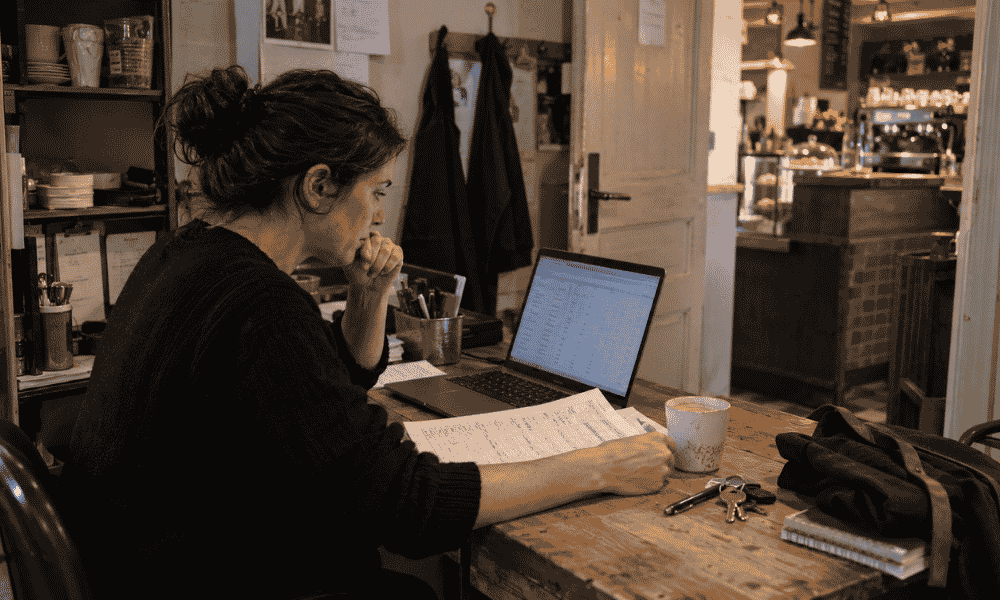 Responsable revisando los registros de un programa de control horario