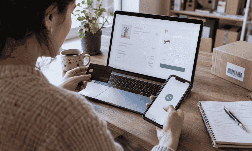 Persona realizando una compra online mediante una pasarela de pago con tarjeta bancaria