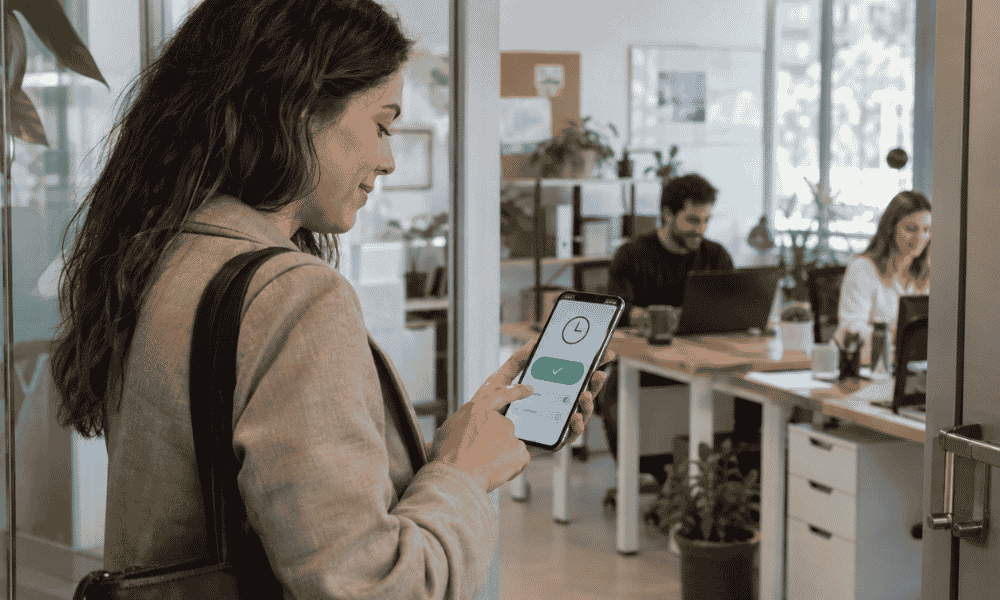 Empleada fichando con un programa de control horario gratis desde el móvil