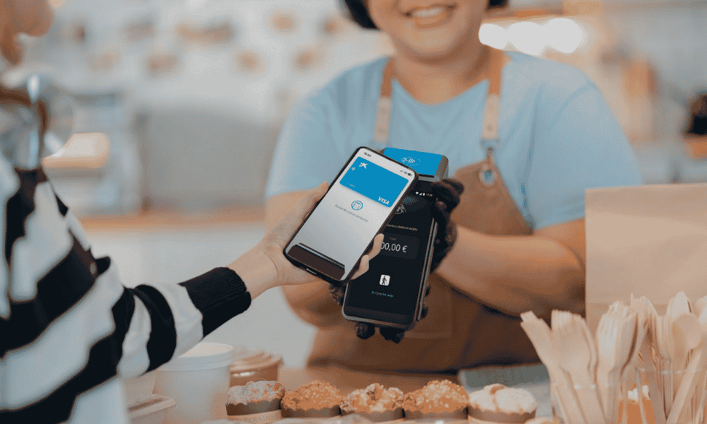 Negocio cobrando con un datáfono de global payments